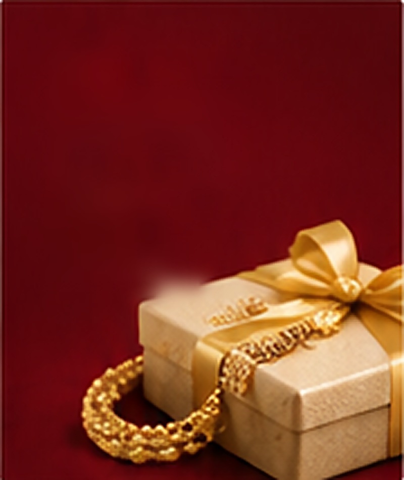 Gold bracelet with a ribboned gift box