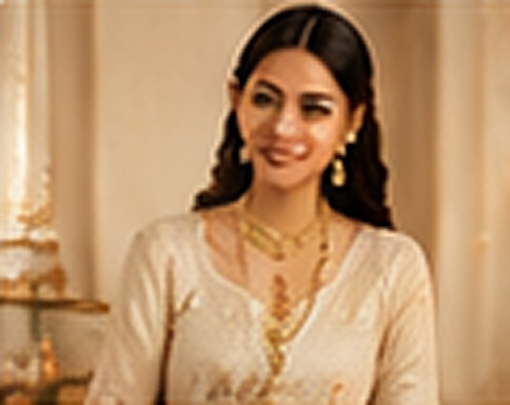 Woman wearing light everyday jewellery